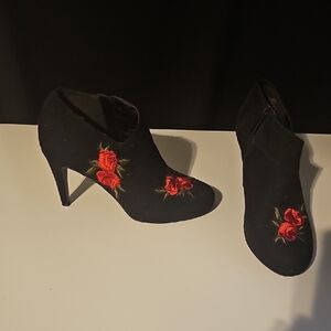 Elegant Black Floral Embroidered Heeled Boots